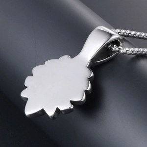Pendentif fleur rétro en argent et grès bleu avec chaîne à mailles sur fond sombre