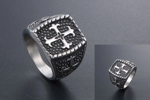 Detail eines Vintage-Gothic-Kreuzrings mit quadratischer Fläche und Lilien-Relief