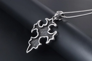 Détail du pendentif croix gothique en acier titane avec bélière crâne et chaîne queue de renard