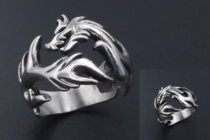 Detailansicht des Retro-Drachenrings aus Edelstahl mit Reliefschuppen und Silber-Finish