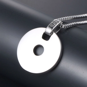 Collier avec pendentif cercle en acier titane poli et mantra avec chaîne à mailles