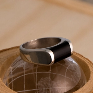 Détail macro d'une bague en acier inoxydable argenté avec un insert rectangulaire noir