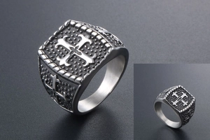 Makro-Detail des Vintage-Edelstahl-Siegelrings mit Kreuz und strukturierter Punktierung