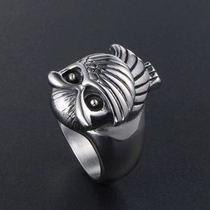 Bague chouette rétro en acier titane avec texture de plumes gothiques en fini argenté