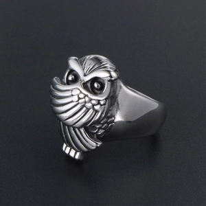 Bague chouette en acier titane rétro avec finition vintage et texture de plumes