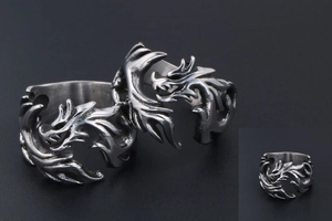Nahaufnahme des Vintage Drachenrings mit detaillierten Schuppen und antikem Stahlfinish