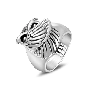 Bague hibou vintage en acier titane argenté avec texture de plumes détaillée sur fond blanc