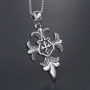 Pendentif croix gothique tête de mort en acier inoxydable argenté sur chaîne box