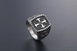 Detailansicht eines Vintage-Siegelrings aus Titanstahl mit gotischem Kreuzrelief