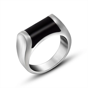 Bague minimaliste en acier inoxydable avec émail noir rectangulaire et finition brossée