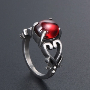 Anello retrò in acciaio al titanio con grande gemma rossa e dettagli a forma di cuore