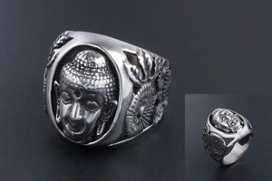 Vue macro détaillée de la gravure de face de Bouddha sur une bague vintage en acier