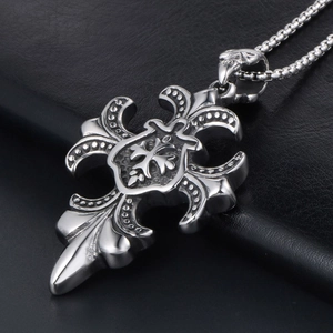 Pendentif croix gothique en acier inoxydable avec fleur de lys sur fond cuir noir