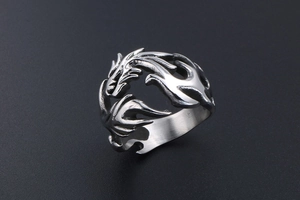 Nahaufnahme des Vintage Drachenmusters Rings aus Titanstahl mit Retro Silberoberfläche