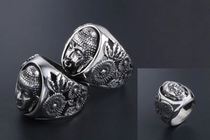 Gros plan sur la bague tête de Bouddha vintage avec gravures de tournesol sur les côtés