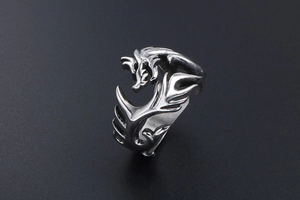 Detaillierte Makroansicht der Drachenschuppen auf diesem Vintage-Ring aus Edelstahl