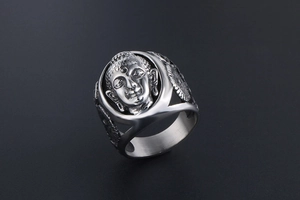 Détails du visage de Bouddha en 3D et des motifs en relief sur une bague en acier