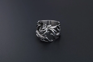 Makrodetail des Drachenrings aus Edelstahl mit ausgehöhlter Gravur im Vintage-Stil