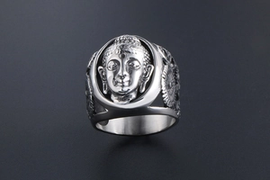 Gros plan de la gravure de Bouddha sur cette bague en acier inoxydable pour homme