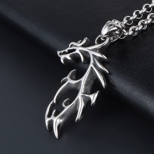 Pendentif dragon en acier titane poli avec chaîne à maillons ronds sur cuir noir
