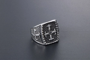 Makroansicht des Vintage-Gothic-Kreuzrings aus Edelstahl mit verwittertem schwarzen Finish