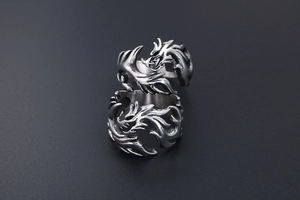 Detailansicht des Vintage Silber Drachenrings mit aufwendiger 3D-Prägung aus Titanstahl