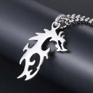 Pendentif dragon en acier titane poli avec design ajouré sur présentoir noir élégant