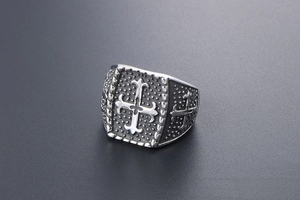 Nahaufnahme eines Vintage-Siegelrings aus Edelstahl mit Reliefkreuz und Punktstruktur