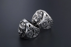 Détail de la bague bouddha vintage en acier inoxydable avec gravures florales