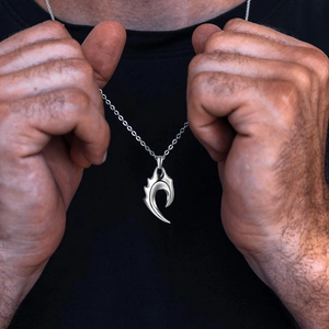 Pendentif griffe argenté poli sur chaîne en O pour hommes en acier titane épuré