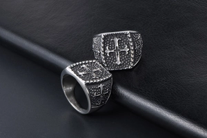 Detailansicht der Vintage-Siegelringe aus Edelstahl mit Lilienkreuz und feiner Gravur