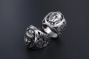Vue détaillée d'une bague Bouddha en acier titane argenté avec gravures florales latérales
