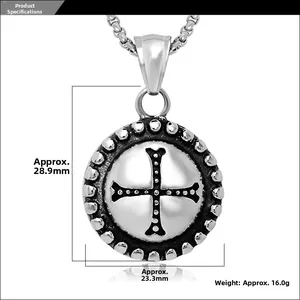 Dettaglio dimensioni 28,9mm x 23,3mm di una collana con ciondolo a croce gotica in acciaio