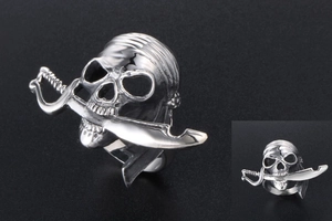 Détail d'une bague tête de mort de pirate en acier inoxydable avec motif de cimeterre
