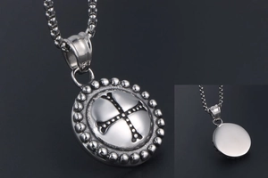 Dettaglio della collana con ciondolo a croce gotica con catena a scatola in argento