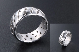 Detail of silver men's ring featuring hollow chain texture and scale pattern design