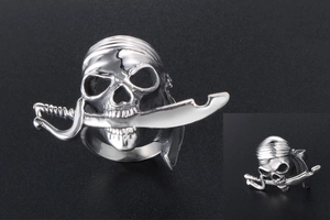 Détail d'une bague de pirate en acier inoxydable avec un sabre dans la bouche de la tête