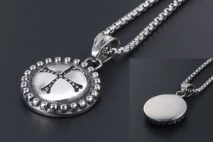 Dettaglio della collana gotica vintage con pendente a ossa incrociate in acciaio al titanio