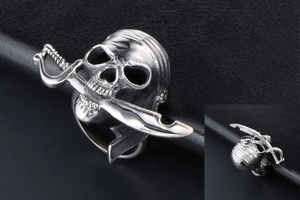 Détail de la bague crâne de pirate en acier inoxydable avec sabre et texture sculptée