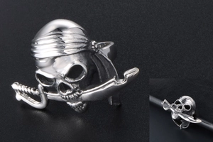 Vue détaillée d'une bague tête de mort pirate en acier inoxydable argenté poli