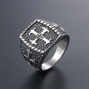 Vintage-Herrensiegelring mit geprägtem Kreuz aus verwittertem Edelstahl im Gothic-Stil