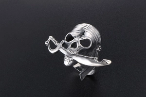 Vue macro d'une bague tête de mort pirate avec détail de sabre en acier inoxydable