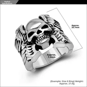 Détails d'une bague tête de mort gothique avec ailes en acier inoxydable poli brillant