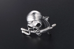 Détail d'une bague de crâne de pirate avec bandana et épée en acier inoxydable