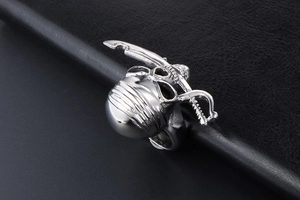 Détail d'une bague tête de mort pirate en acier inoxydable argenté sur du cuir