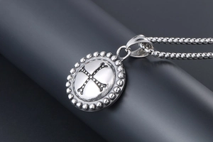 Dettaglio della collana gotica in acciaio con pendente a ossa incrociate e catena a sfere