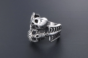 Macro detail of vintage silver skull ring featuring hollow rib and spine band structures