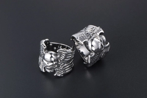 Détail de la bague crâne punk vintage avec ailes en acier inoxydable argenté poli
