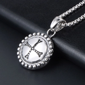 Collana gotica in acciaio inossidabile con ciondolo tondo a ossa incrociate su pelle