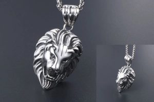 Détail macro du pendentif tête de lion en argent avec crinière en relief et chaîne